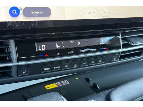 Used 2025 Toyota Sienna XLE FWD image 23