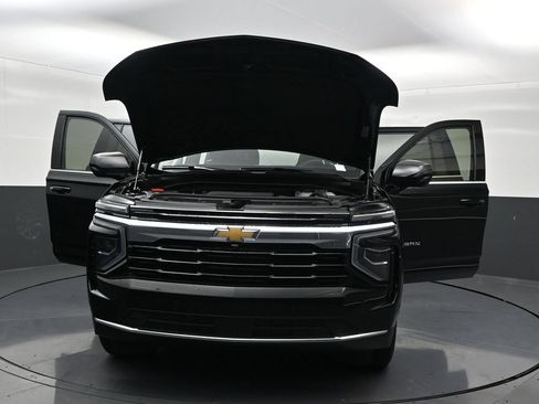 Used 2025 Chevrolet Suburban LS RWD image 38