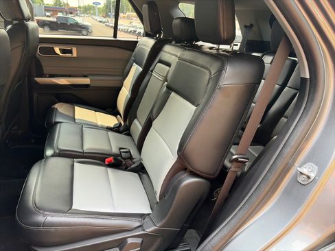 Used 2022 Ford Explorer XLT w/ XLT Sport Appearance Package AWD/4WD image 11