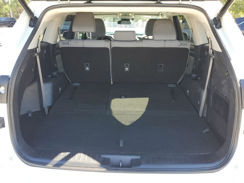 Used 2021 Toyota Highlander LE image 8