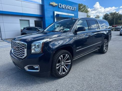 Used 2020 GMC Yukon XL Denali w/ Denali Premium Package image 3