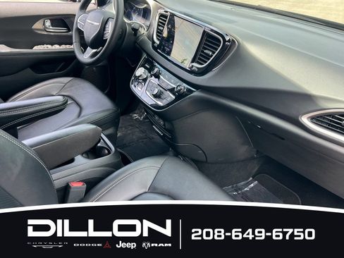 Used 2025 Chrysler Pacifica Select FWD image 17