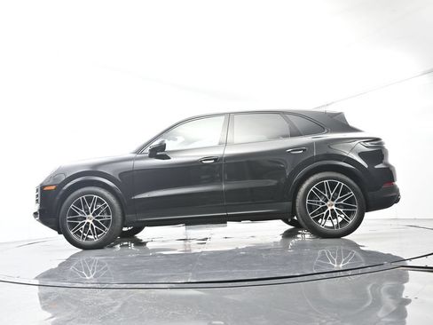 Certified 2025 Porsche Cayenne AWD/4WD image 47