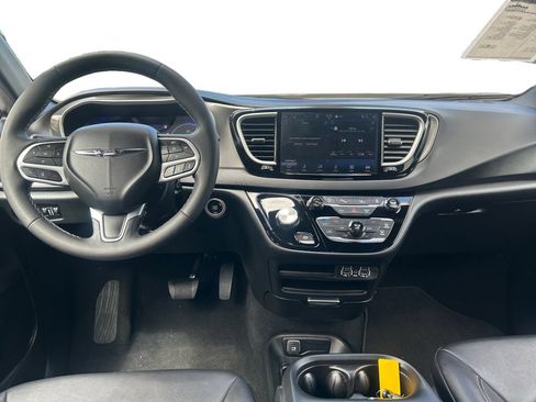 Used 2025 Chrysler Pacifica Select FWD image 12