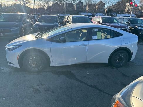New 2026 Toyota Prius Plug-In Hybrid FWD image 4