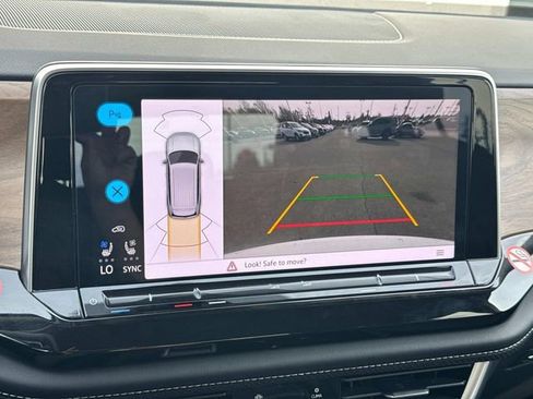 Used 2025 Volkswagen Atlas SE image 35