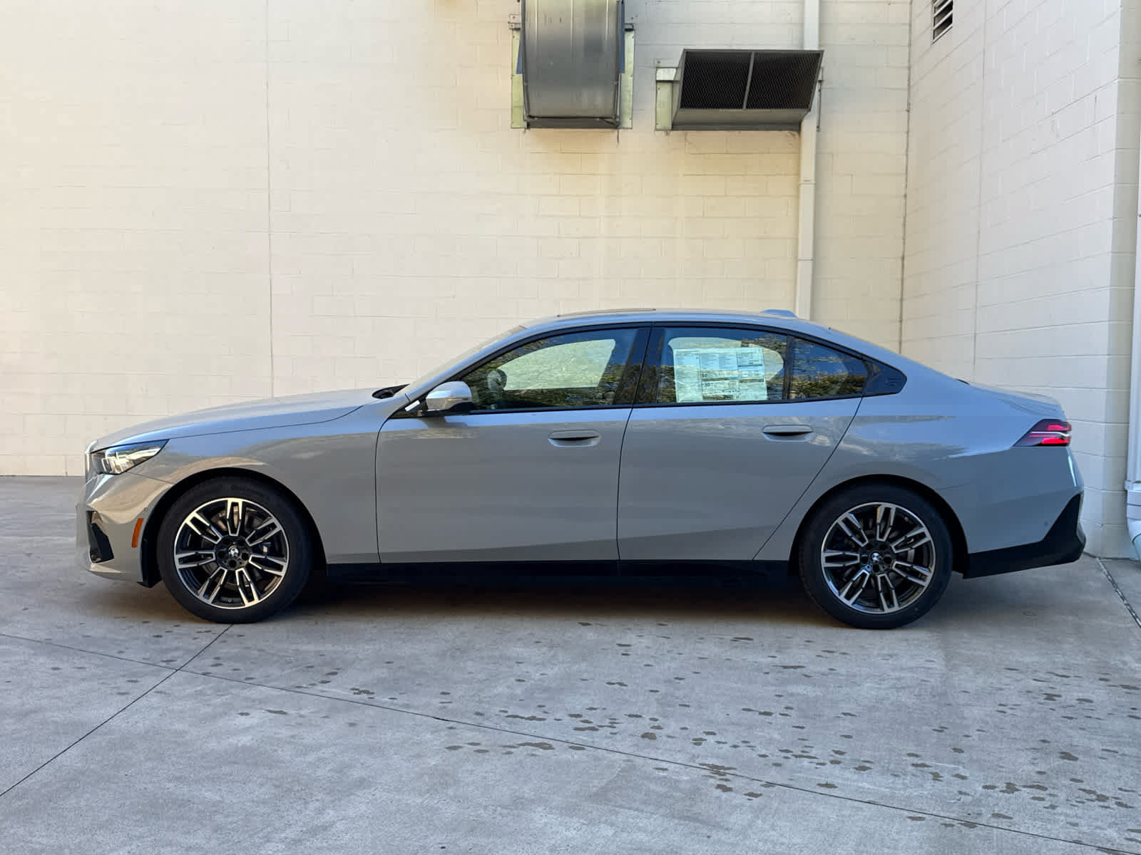 Used 2026 BMW 530i xDrive w/ M Sport Package AWD/4WD image 5