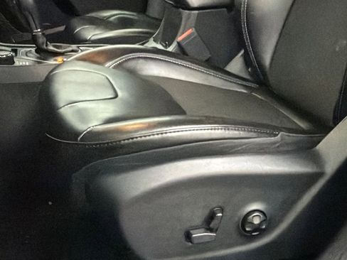 Used 2019 Jeep Cherokee Latitude Plus w/ Comfort/Convenience Group image 15