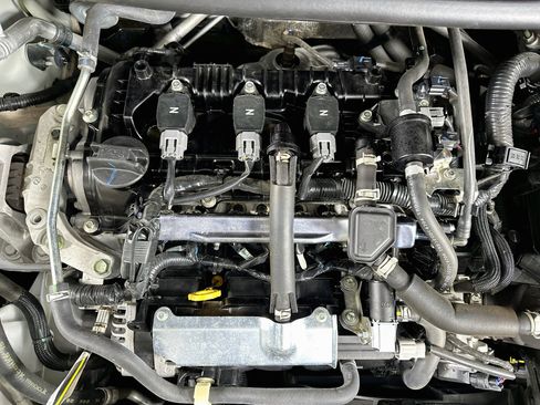 Used 2025 Nissan Versa SR FWD image 30