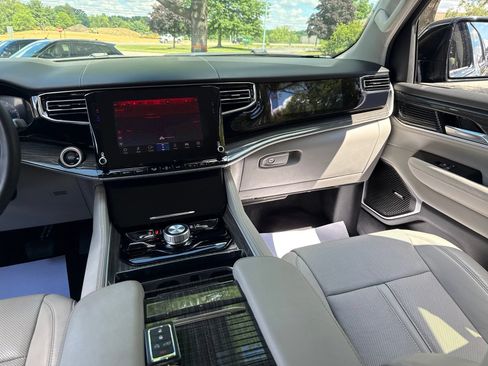 Used 2022 Jeep Wagoneer Series II w/ Premium Group I AWD/4WD image 10