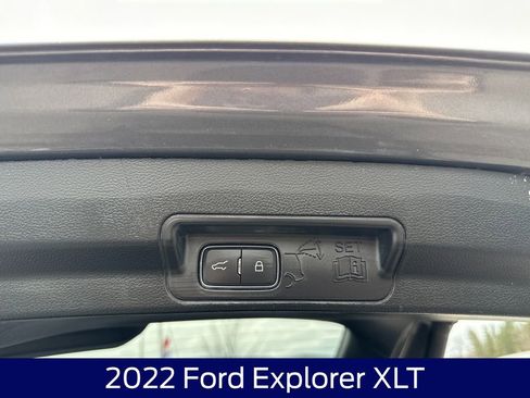 Used 2022 Ford Explorer XLT w/ XLT Sport Appearance Package AWD/4WD image 17