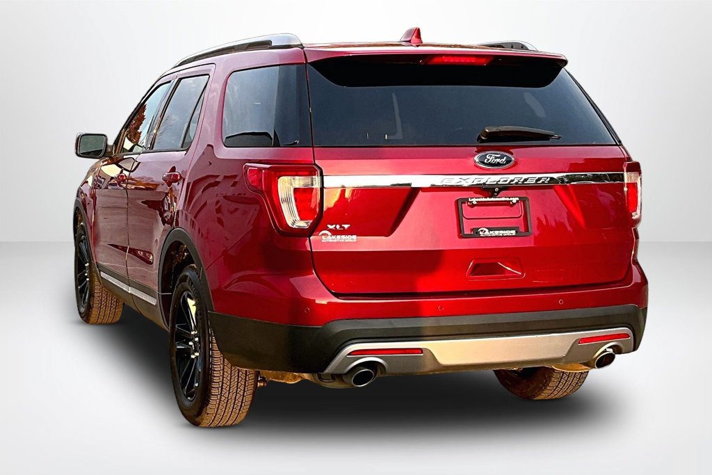 Used 2017 Ford Explorer XLT w/ Equipment Group 202A FWD image 4