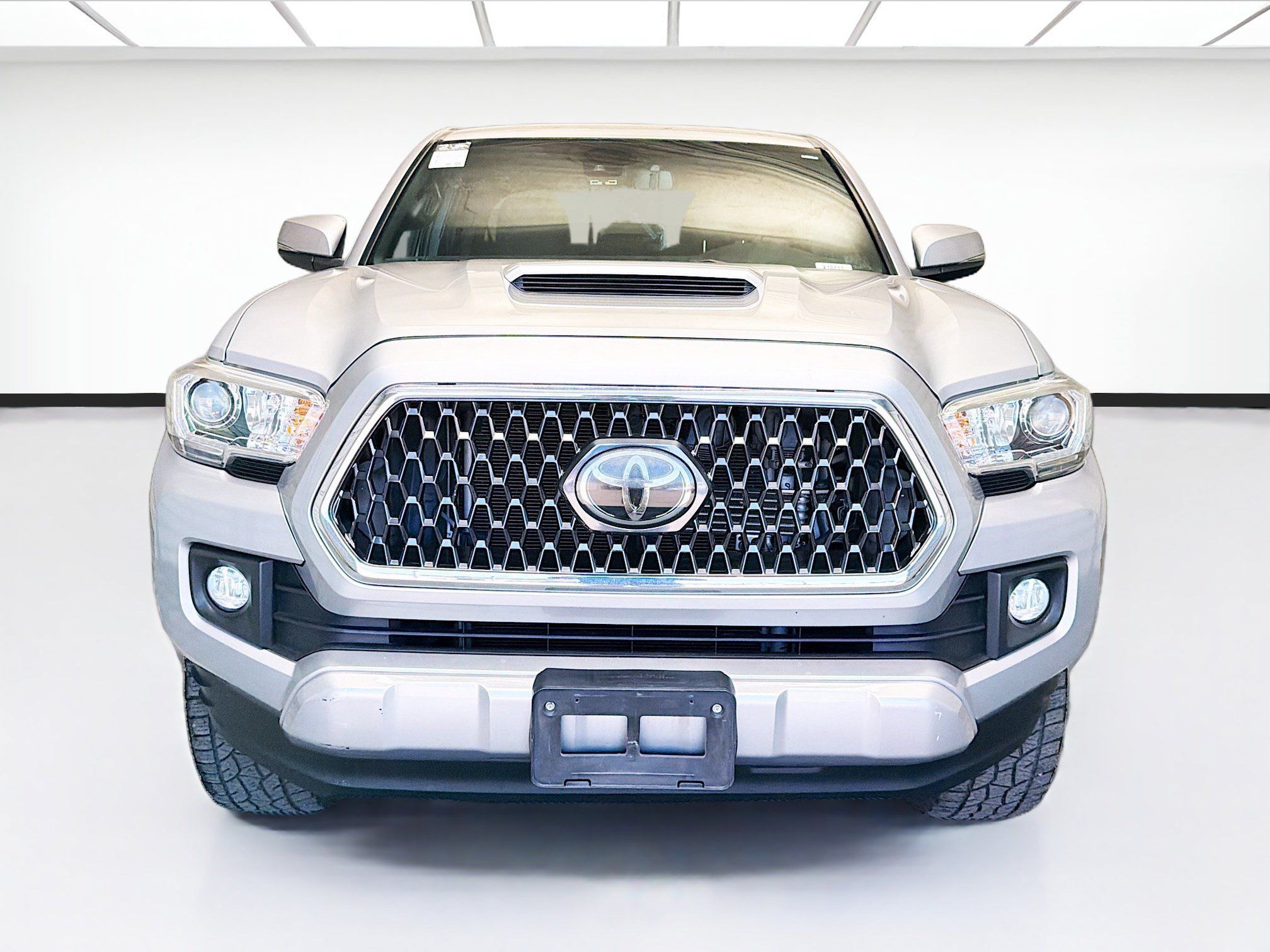 Used 2019 Toyota Tacoma TRD Sport RWD image 2