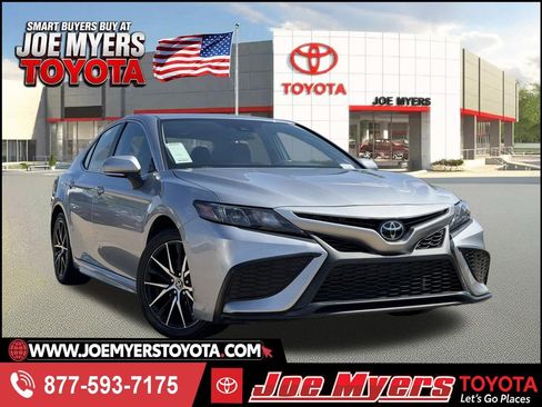 Used 2024 Toyota Camry SE FWD image 1