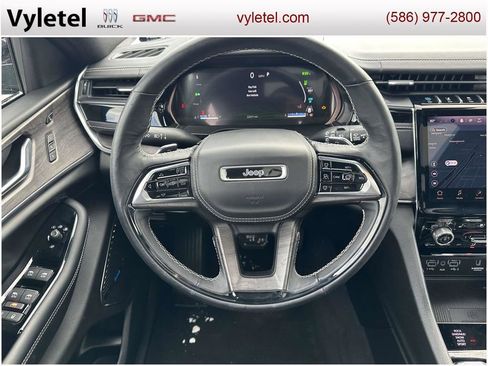 Used 2022 Jeep Grand Cherokee Overland w/ Advanced Protech Group III image 15