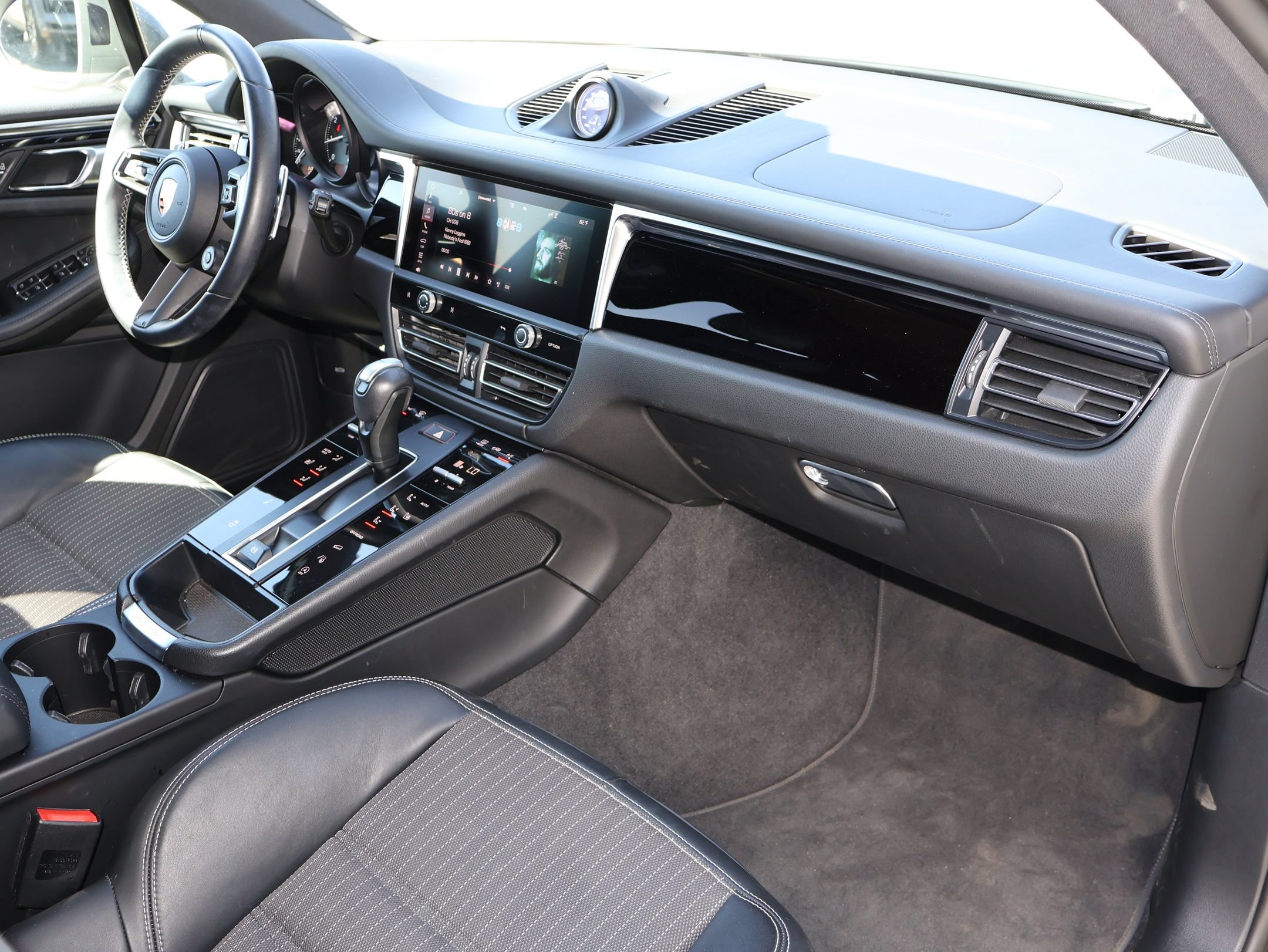 Used 2024 Porsche Macan Turbo AWD/4WD image 32
