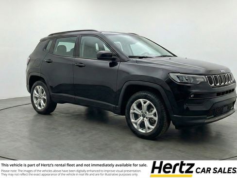 Used 2025 Jeep Compass Latitude AWD/4WD image 1