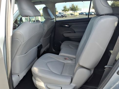 Used 2021 Toyota Highlander XLE image 15