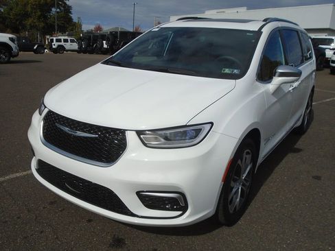 Certified 2024 Chrysler Pacifica Pinnacle image 4