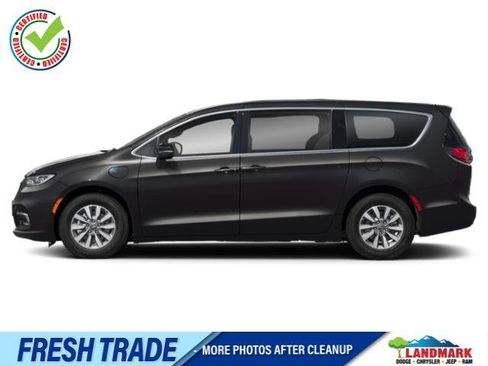 Used 2025 Chrysler Pacifica Pinnacle FWD image 1