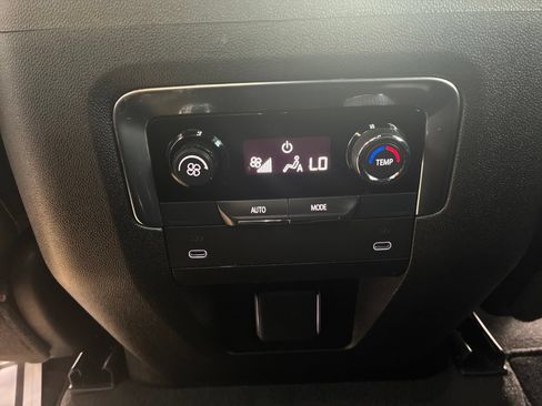 Used 2025 Chevrolet Suburban Z71 AWD/4WD image 18
