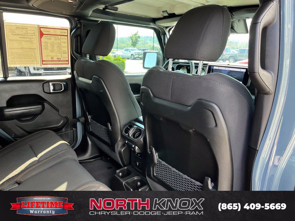 Used 2025 Jeep Gladiator Mojave w/ Convenience Group AWD/4WD image 23