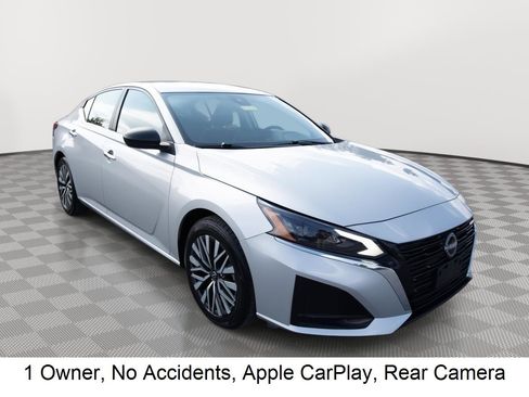 Used 2024 Nissan Altima 2.5 SV image 2