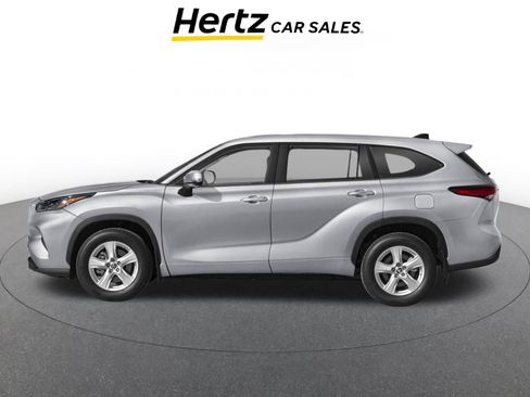 Used 2025 Toyota Highlander LE FWD image 3
