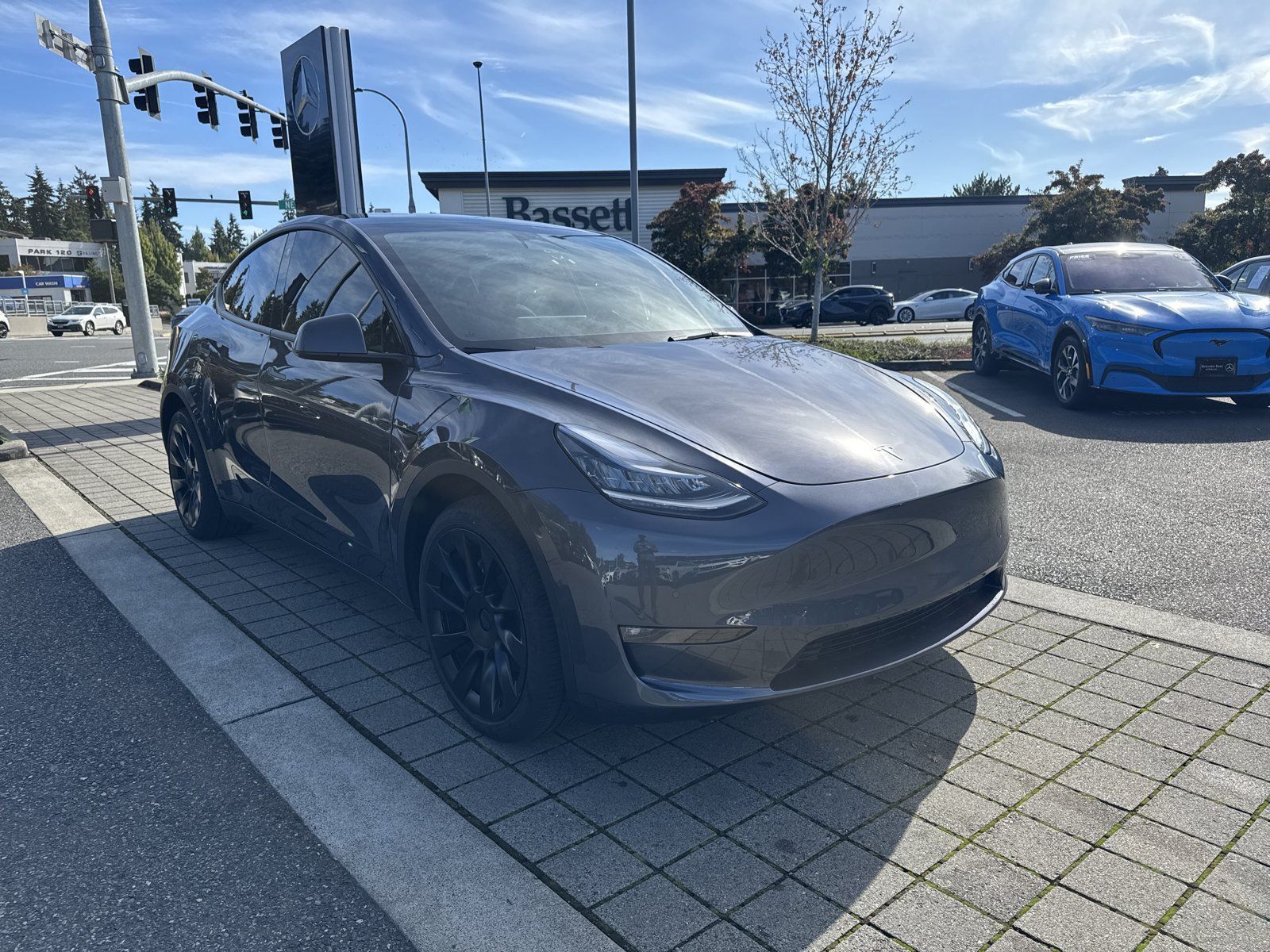 Used 2022 Tesla Model Y Long Range AWD/4WD image 3