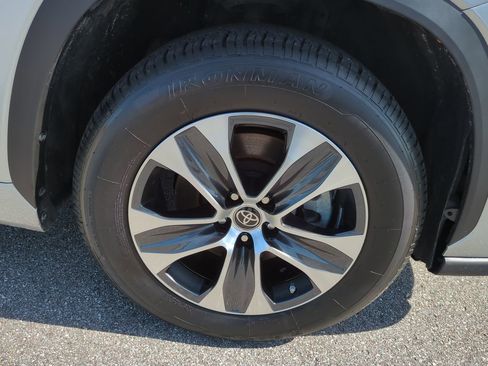 Used 2023 Toyota Highlander XLE image 11