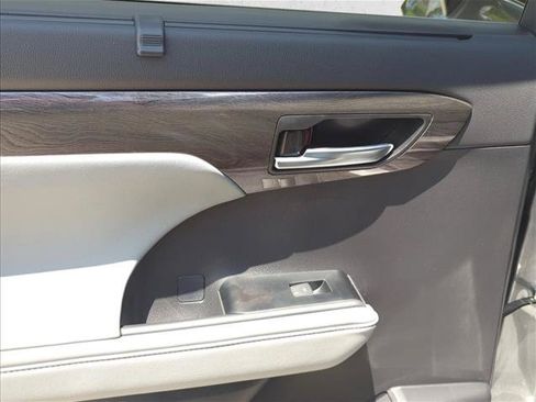 New 2026 Toyota Highlander Platinum AWD/4WD image 13
