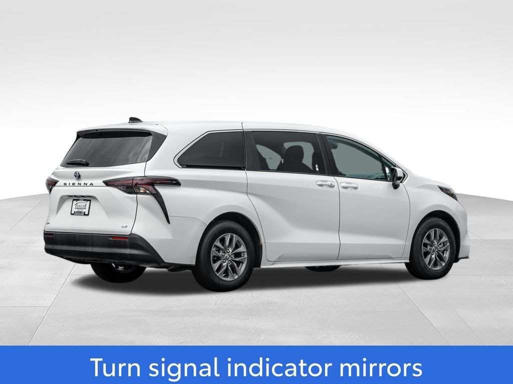 Used 2025 Toyota Sienna LE FWD image 7