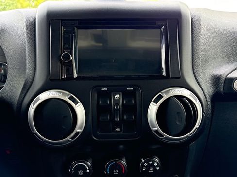 Used 2015 Jeep Wrangler Unlimited Rubicon w/ Connectivity Group AWD/4WD image 26