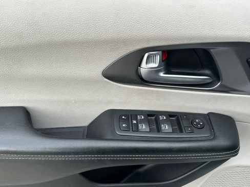 Used 2022 Chrysler Pacifica Touring-L w/ Uconnect Theater Family Group FWD image 14