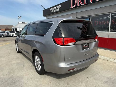 Used 2017 Chrysler Pacifica LX image 4