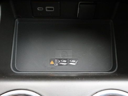 Used 2023 Chevrolet Suburban High Country image 11