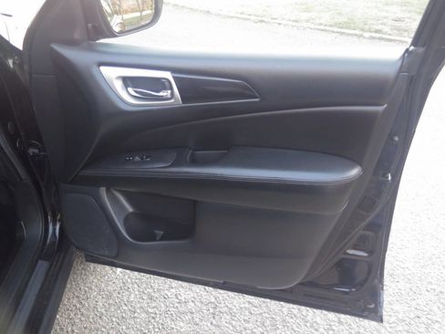 Used 2018 Nissan Pathfinder SV image 37