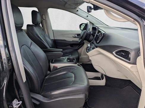 Used 2022 Chrysler Pacifica Touring-L image 21