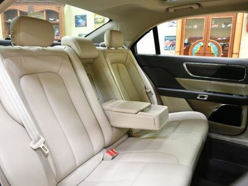 Used 2019 Lincoln Continental Select w/ Continental Climate Package image 41