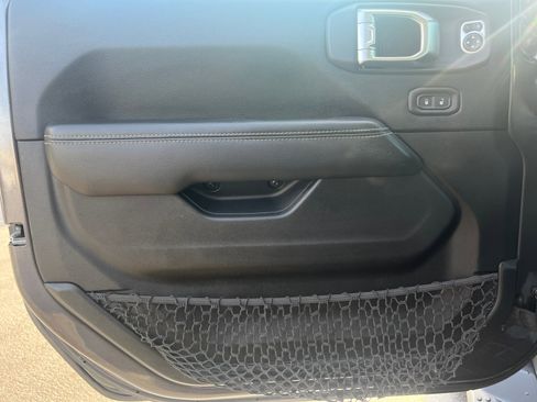 Used 2018 Jeep Wrangler Unlimited Sahara image 15