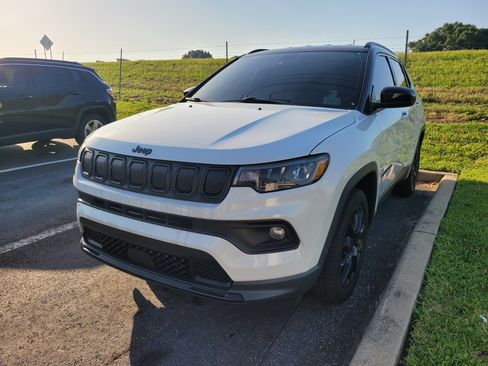 Used 2022 Jeep Compass Latitude FWD image 3