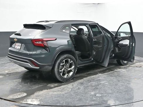 Used 2025 Chevrolet Trax LT image 55