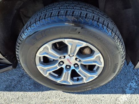 Used 2024 GMC Yukon XL SLE image 9