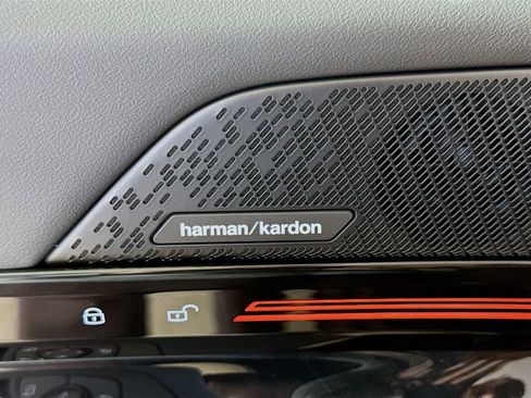 Used 2025 BMW 530i w/ Premium Package image 19