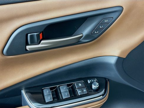 New 2025 Toyota Crown Signia Limited image 18