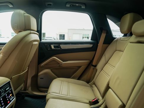 Certified 2022 Porsche Cayenne Platinum Edition image 29