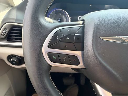 Used 2023 Chrysler Pacifica Touring-L FWD image 24
