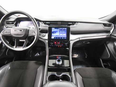 Used 2022 Jeep Grand Cherokee Altitude image 3