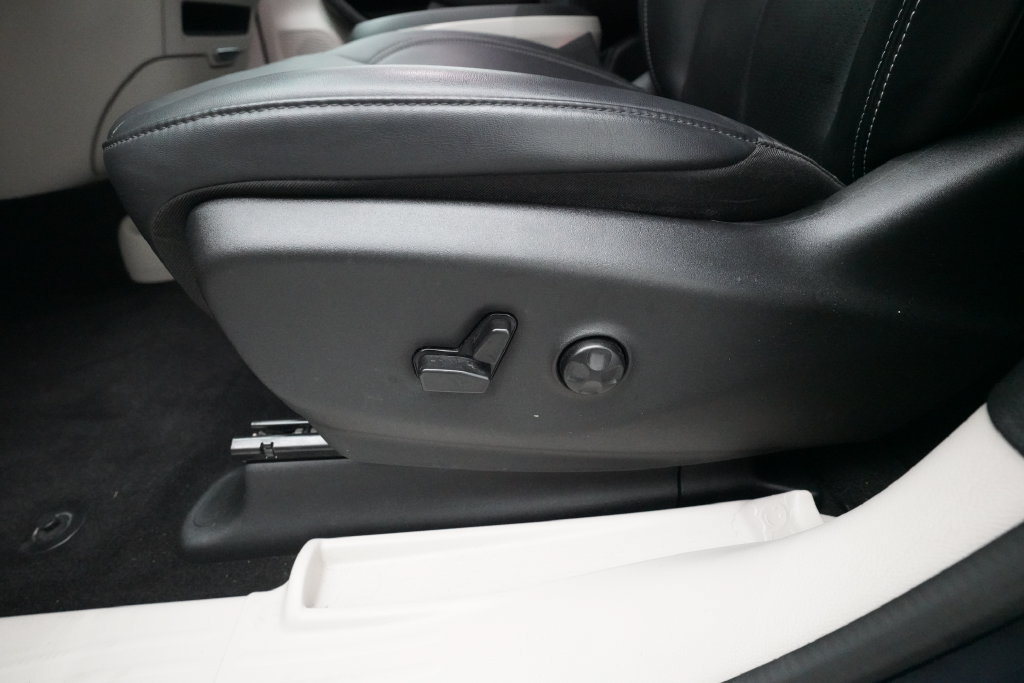 Used 2024 Chrysler Pacifica Touring-L AWD/4WD image 29