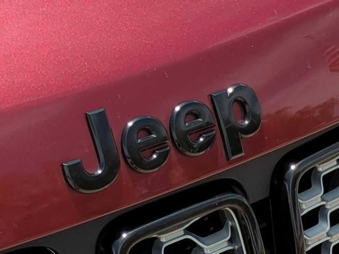Used 2022 Jeep Grand Cherokee Laredo X RWD image 31